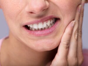 Những dấu hiệu cho thấy bạn có thể gặp biến chứng sau khi nhổ răng và khi nào cần đi khám. 1 biến chứng sau khi nhổ răng